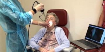 Assisted tele-expertise to provide dental care with a nurse A nurse takes a video of the older person's oral cavity