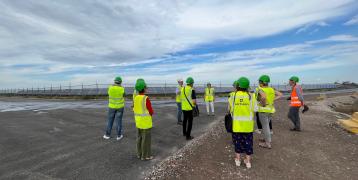 People during a field visit in Flandres People visiting a gypsum landfill redeveloped into a solar park